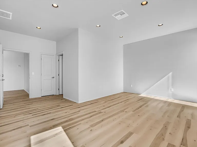 Riverside Suites — Photo 51