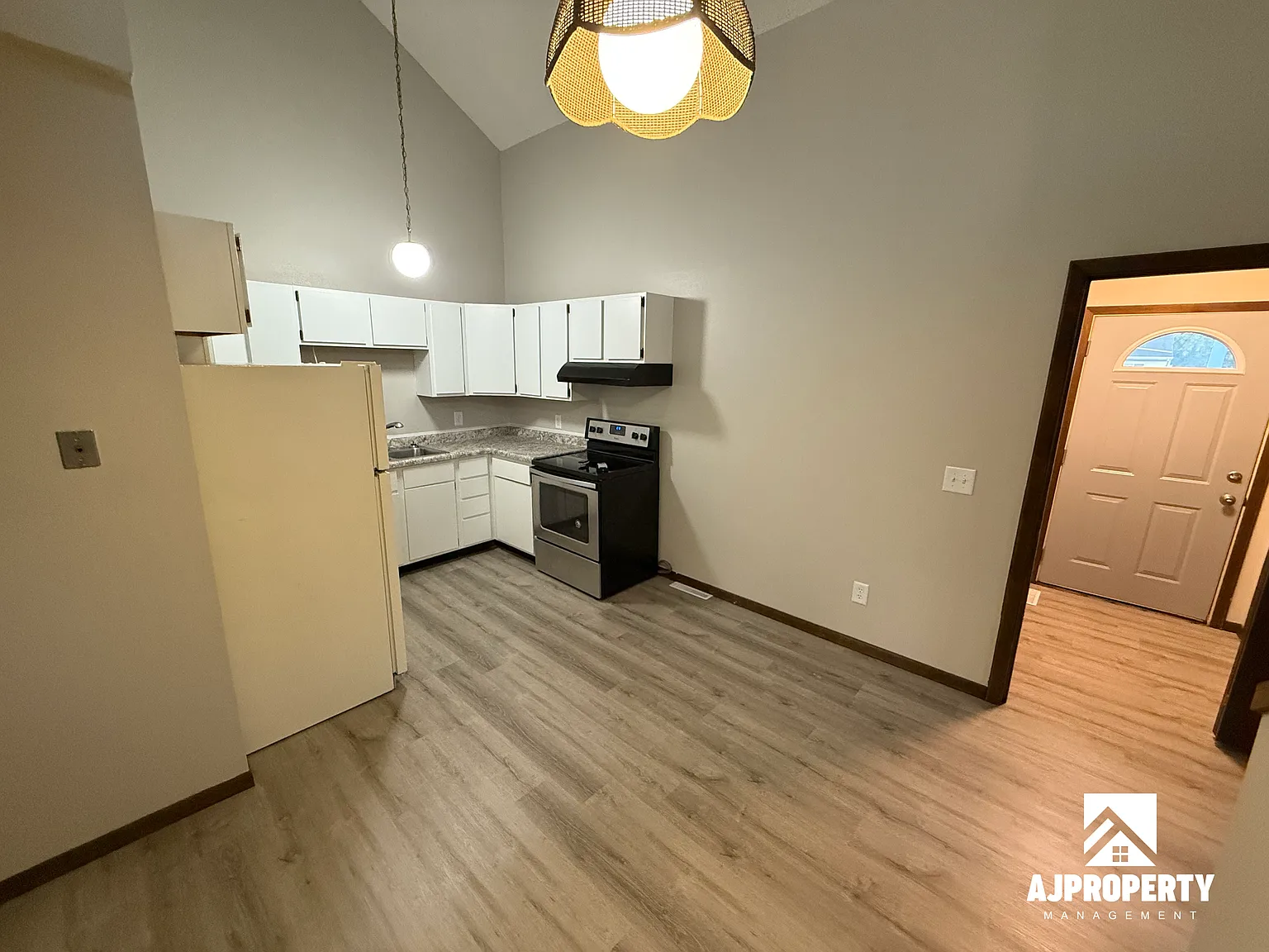 2 bed, 1.5 bath, 1300 sqft, $1,200 — Photo 4