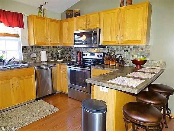 Kitchen, so pretty! Check out the new stainless steel appliances.