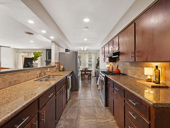 5th image of 617 Mimosa Dr