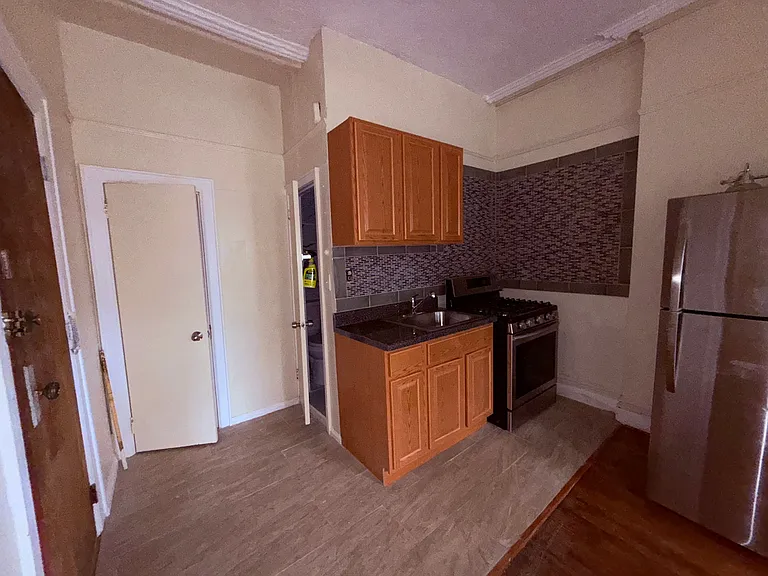 89 6th Ave #3 — Photo 2