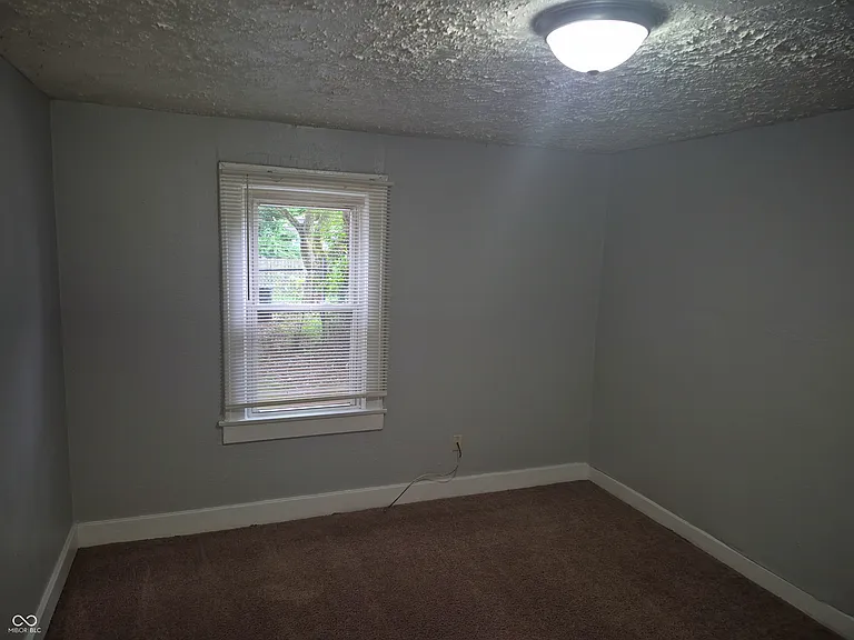 3338 N Kenwood Ave — Photo 14