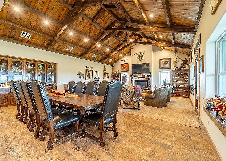 Huge Great Room-16' ceiling