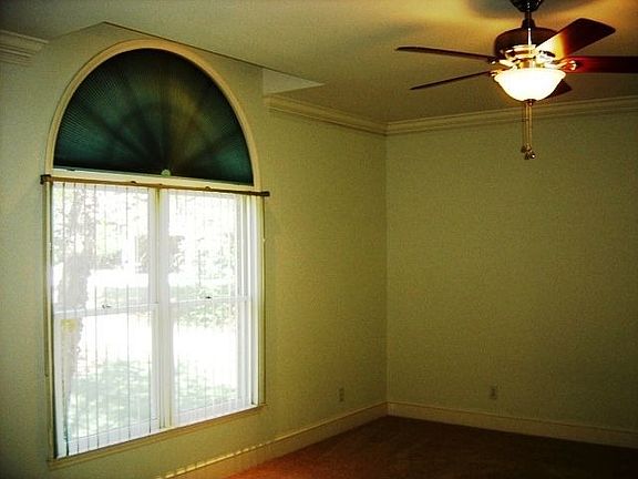 5th image of 519 W Woodbury Ln
