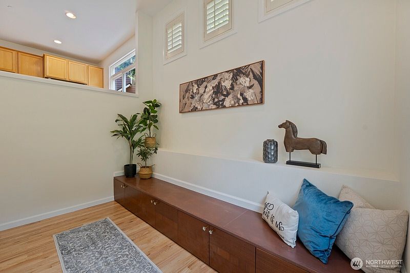3rd image of 71 Sunset Court NW