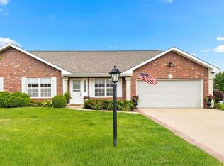 6910 N Adkins Dr, Peoria, IL 61615