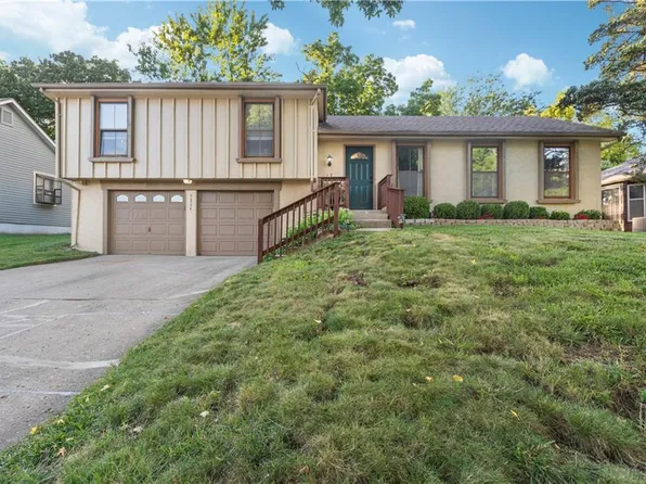 9824 Shepherds Dr, Kansas City, MO 64131