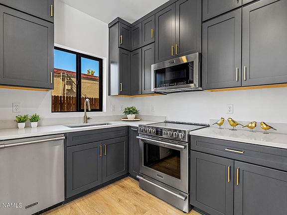 4th image of 302 W Oak Ave #1