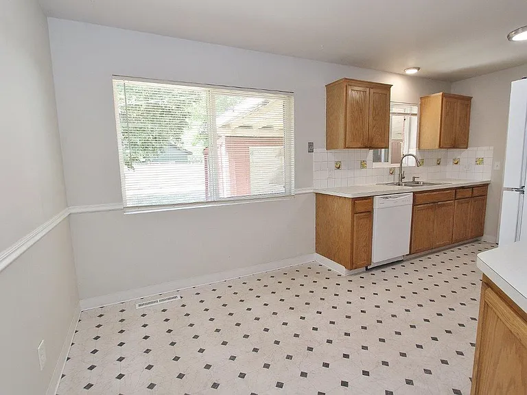 4011 W Greenbrier Dr — Photo 12
