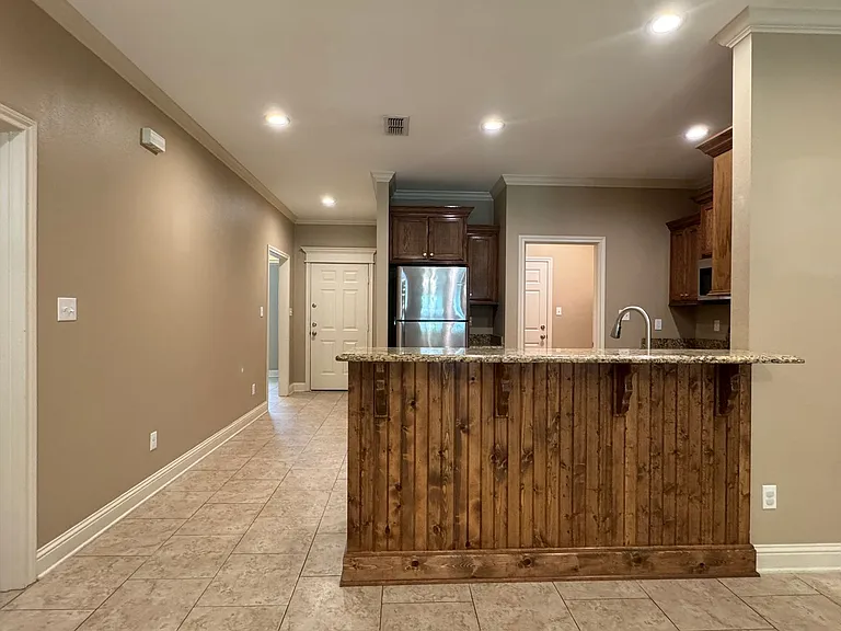 9100 Shadow Oak Dr — Photo 16