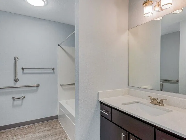 Queen Court Apartments — Photo 41