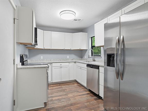 5th image of 330 N Oak St