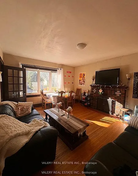 317 Victoria St — Photo 2