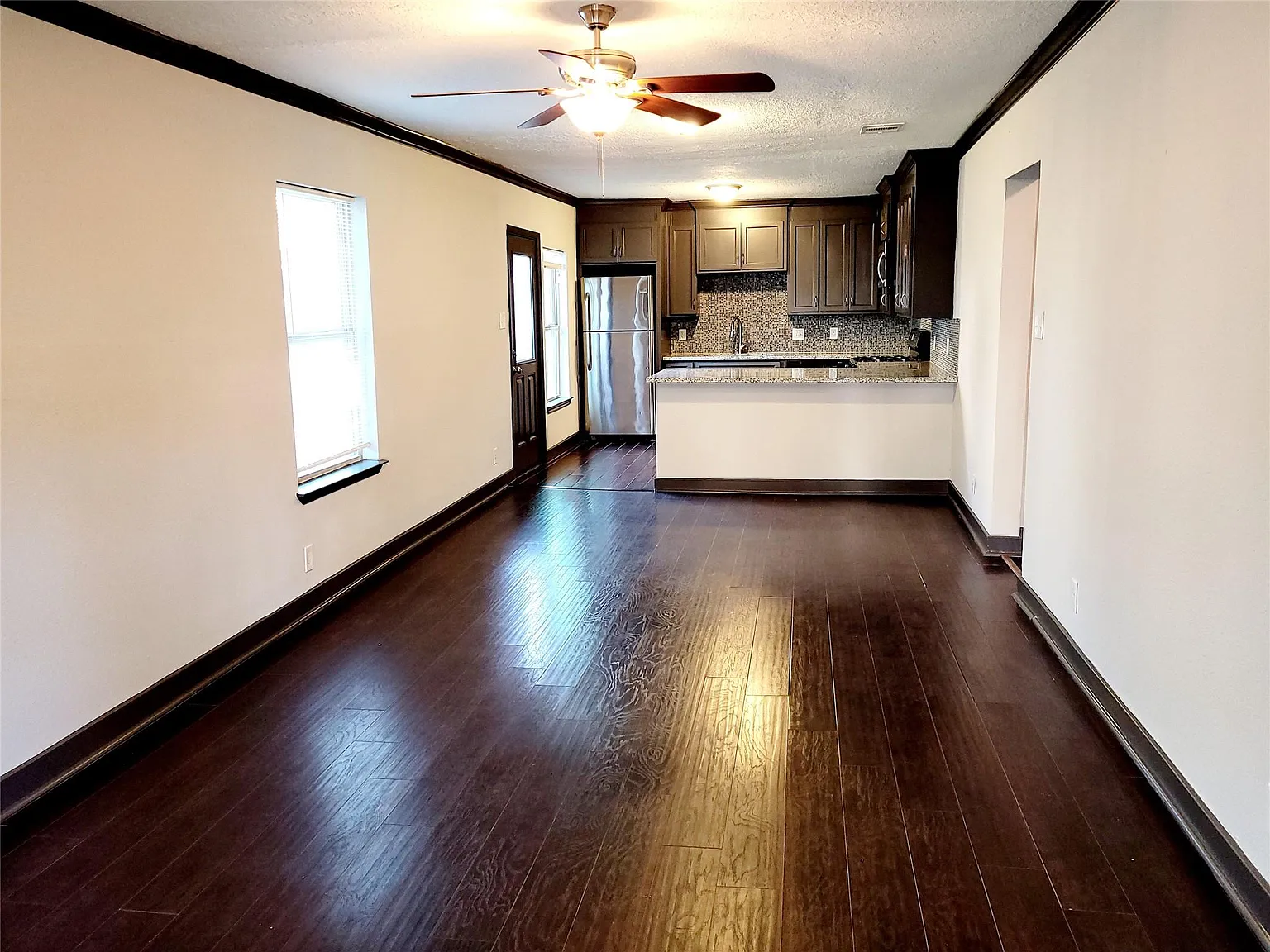 3 bed, 2.0 bath, 1352 sqft, $2,200 — Photo 2