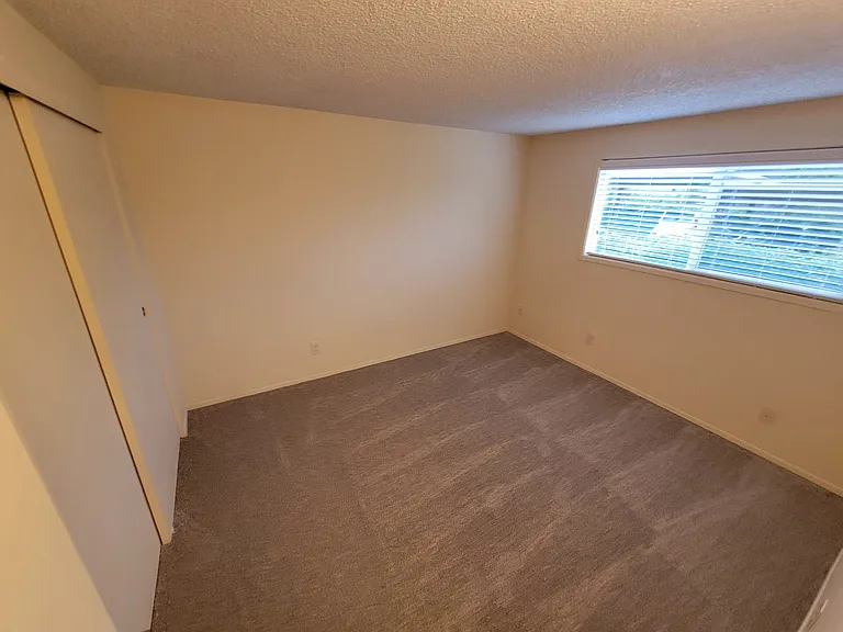 Knoll West Apartments — Photo 33