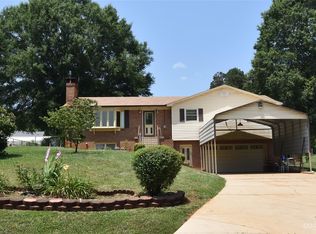 123 Brook Hollow Ln, Hickory, NC 28681