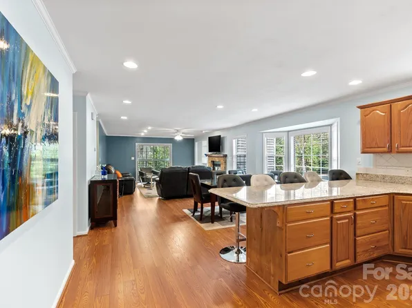 100 Thistle Knoll Ct, Asheville, NC 28803