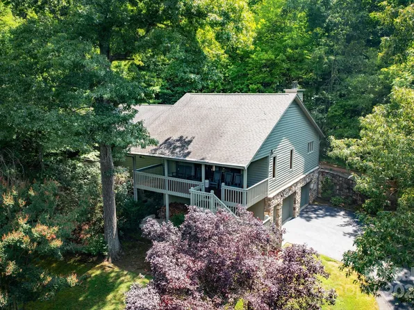 135 Woodburn Dr, Swannanoa, NC 28778