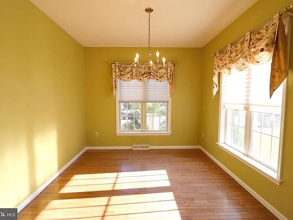 4th image of 61 Weaver Ave