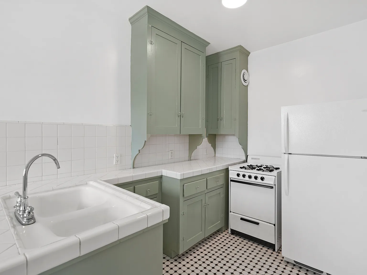 2524 James M Wood Blvd — Photo 2