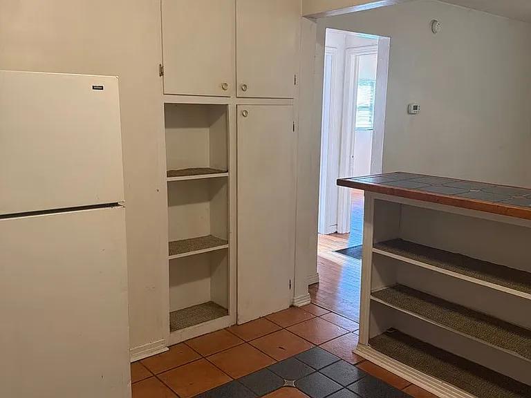 1327 Charlotte St — Photo 5