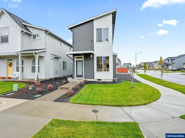 4036 Village Center Dr SE, Salem, OR 97302
