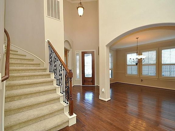 3rd image of 5526 Grandwood Ln