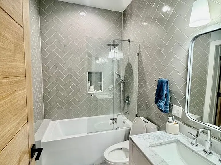 2624 N Lincoln Ave — Photo 2