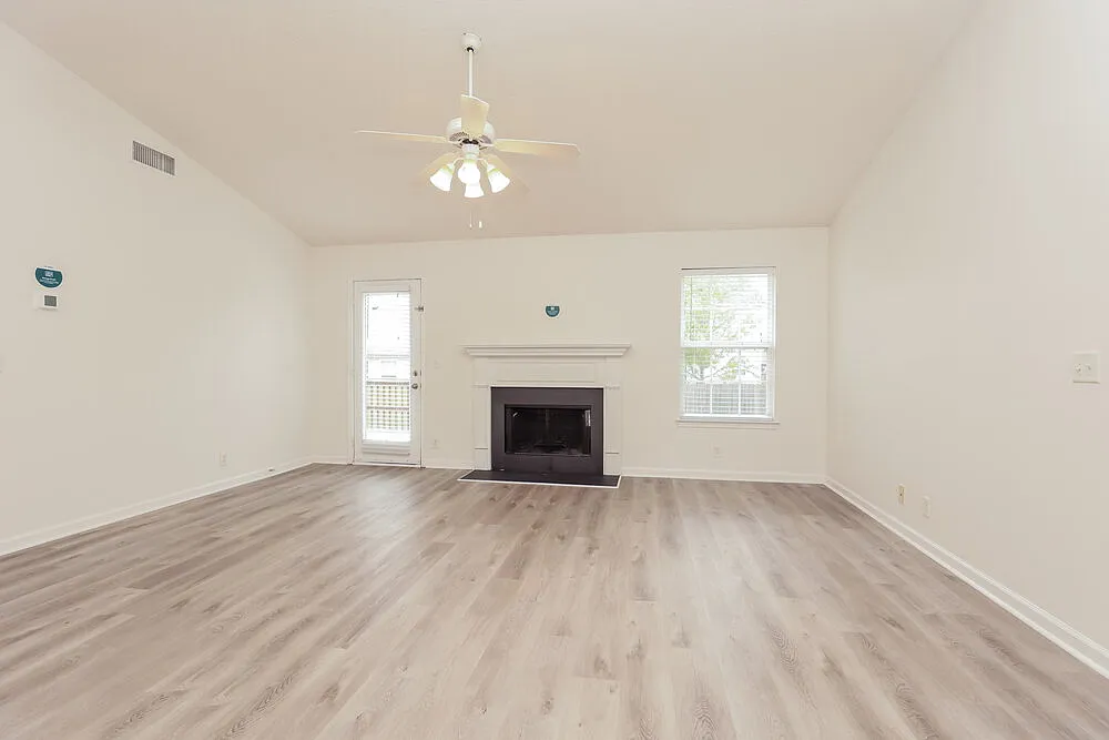 3 bed, 2.0 bath, 1402 sqft, $2,030 — Photo 4