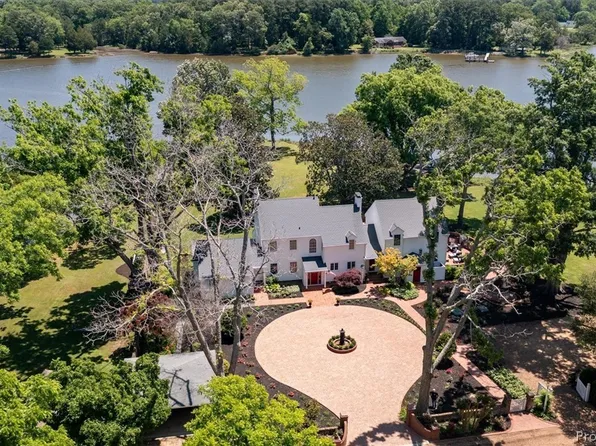 8879 Waverley Ln, Gloucester, VA 23061