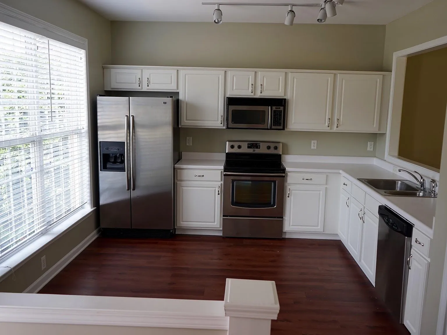 3 bed, 2.5 bath, 1470 sqft, $2,295 — Photo 2