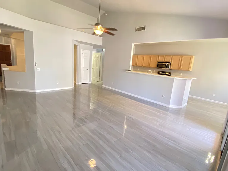 3358 E Wickieup Ln — Photo 8
