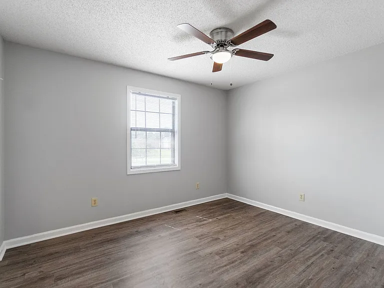 121 Stephanie Dr — Photo 17