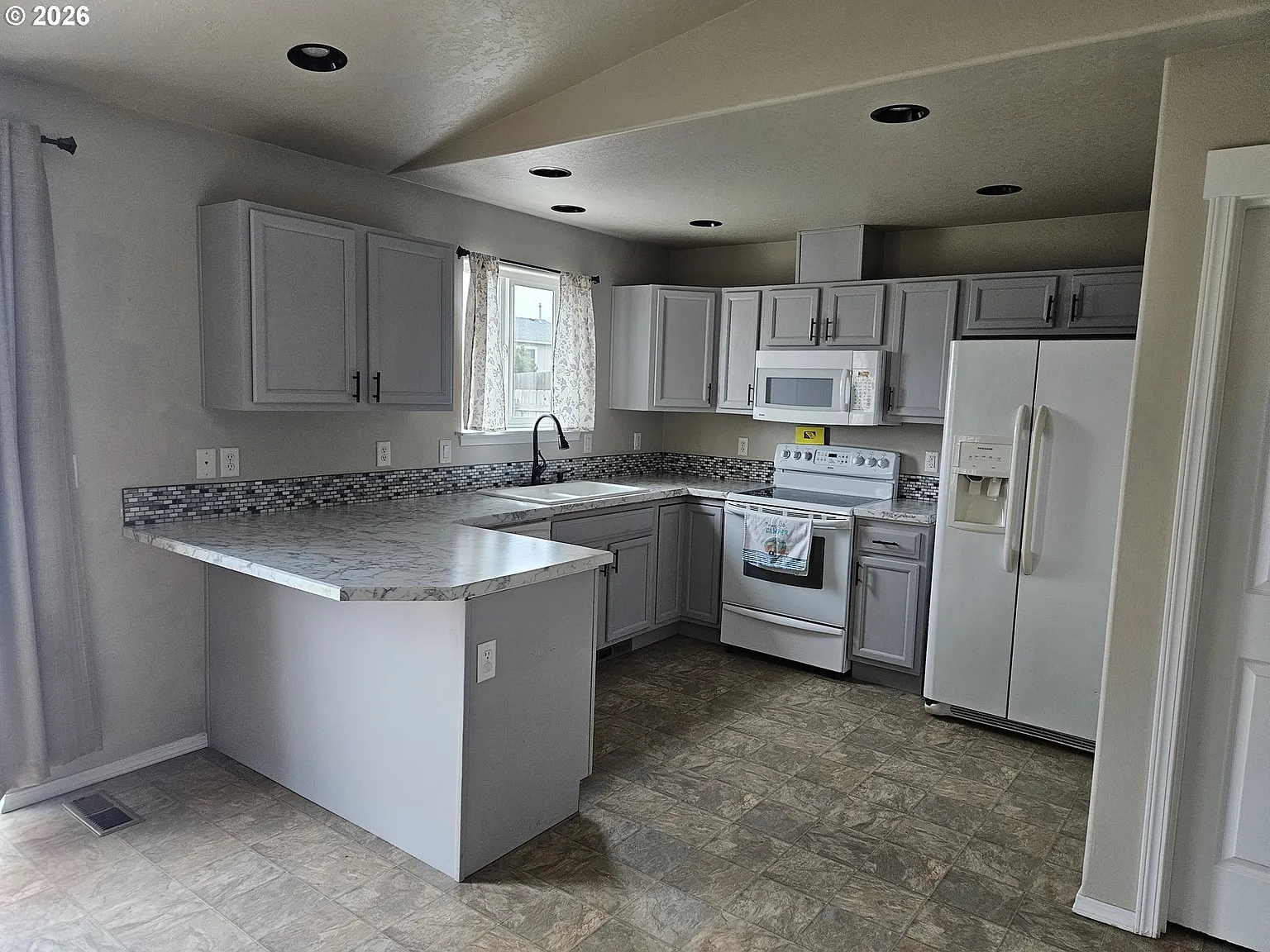 3 bed, 1272 sqft, $2,250 — Photo 2