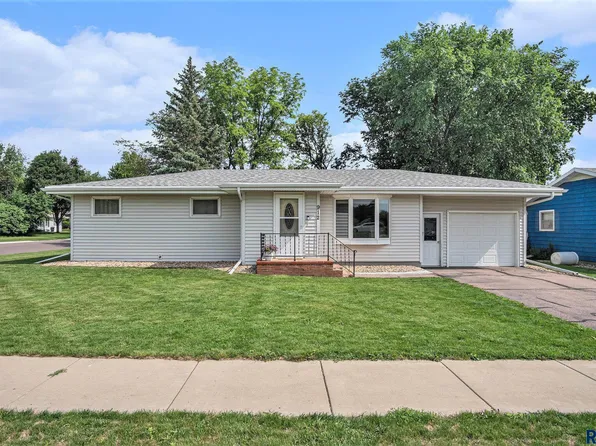 912 NW 5th St, Madison, SD 57042