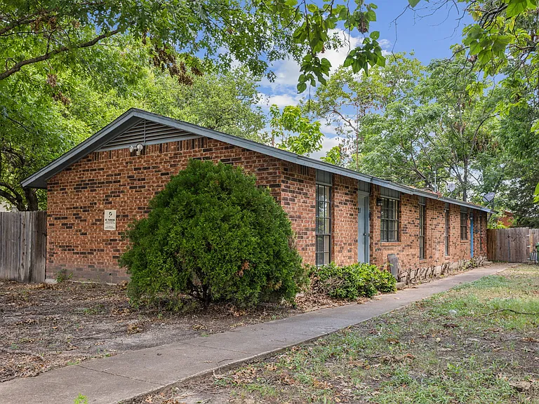 1821 Randolph Dr — Photo 4