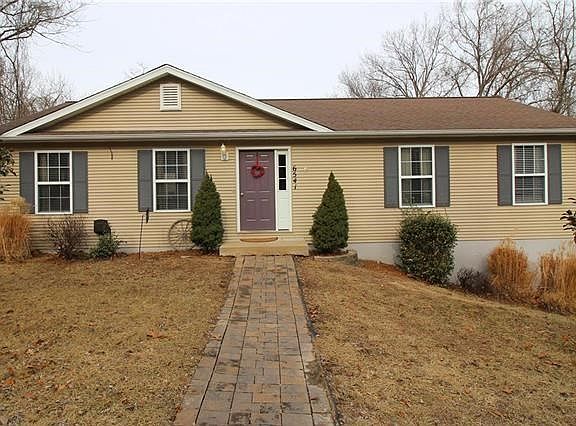 WELCOME HOME to this most charming 3 Bed/2 Bath open plan ranch home!  MOVE IN READY!  Make this home yours now...don't let it get away!