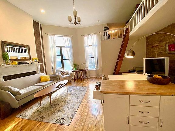 3rd image of 111 W 74th St APT 1R
