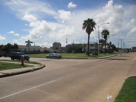 5th image of 827 University Blvd