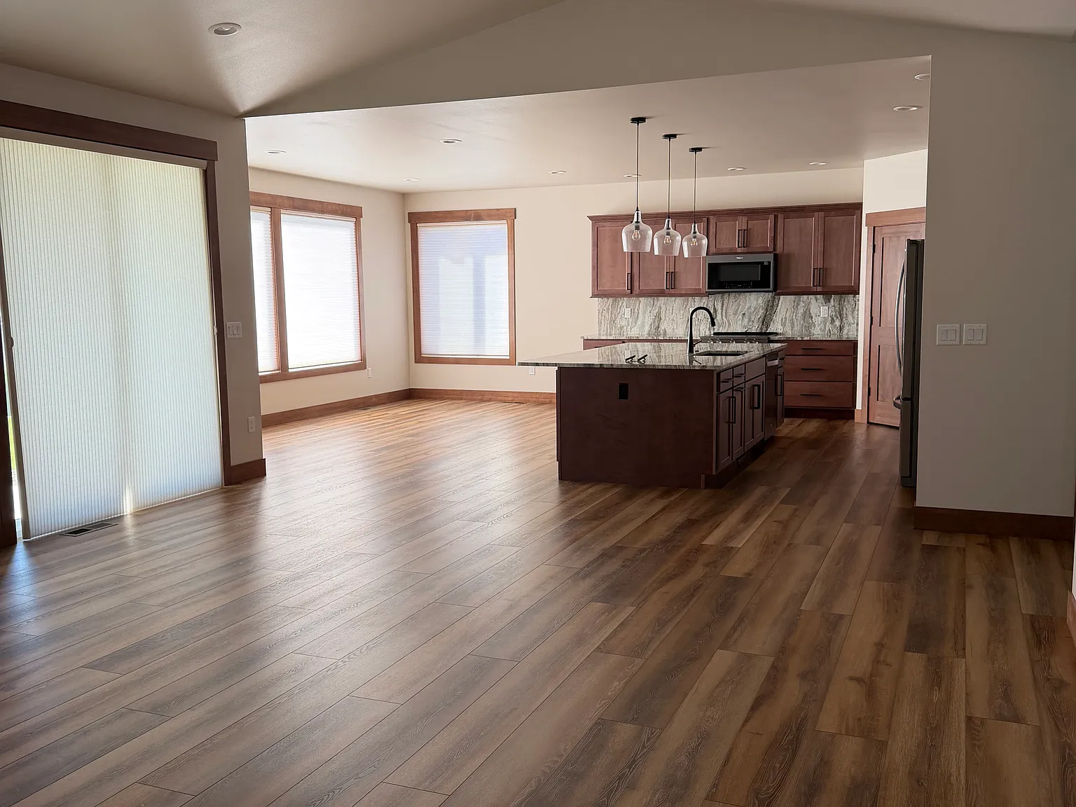 3 bed, 2.5 bath, 2300 sqft, $3,200 — Photo 4