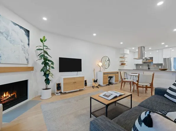 607 E 8th Ave #203, Vancouver, BC V5T 1T2
