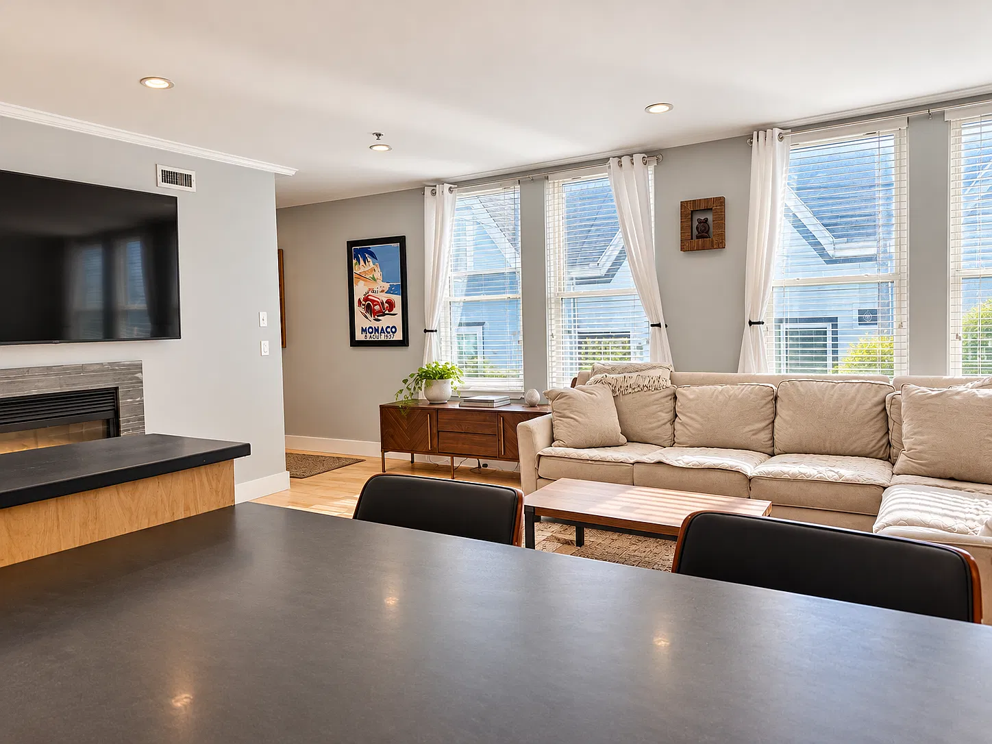 2 bed, 1035 sqft, $4,650 — Photo 4