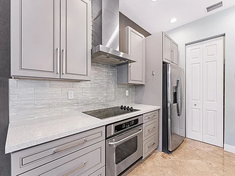 6884 Julia Gardens Dr — Photo 17