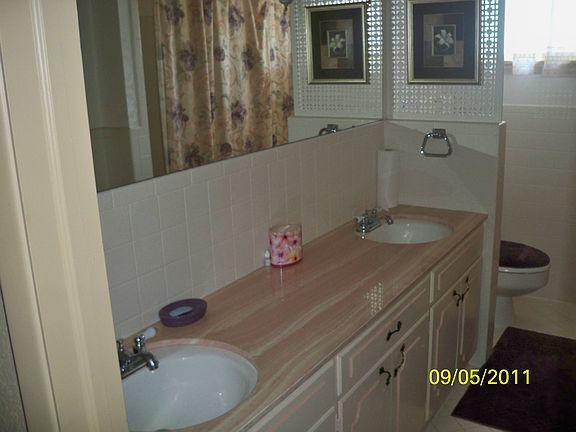 Double sink in hall bath