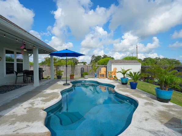101 Shady Terrace Ln, Rockport, TX 78382