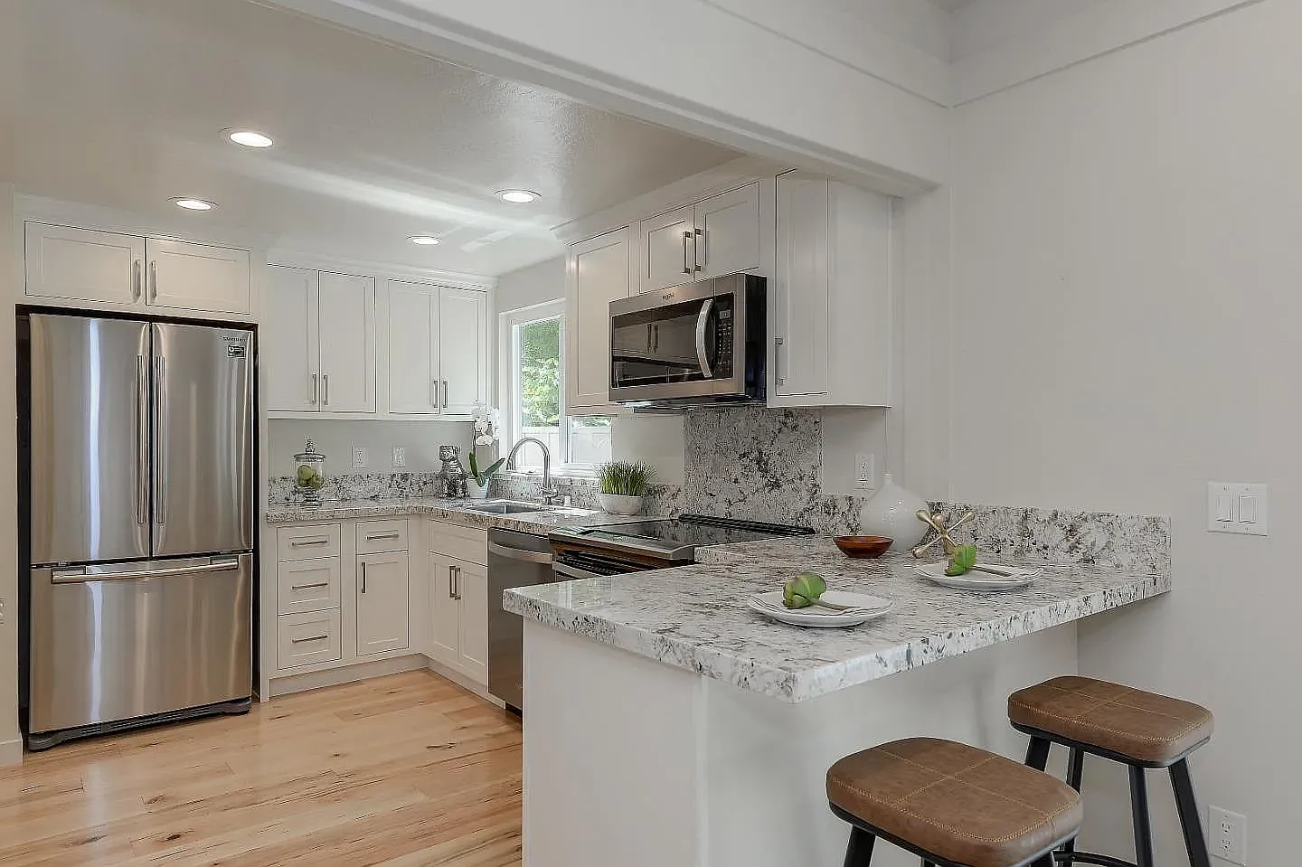 3 bed, 1.5 bath, 1128 sqft, $4,800 — Photo 3