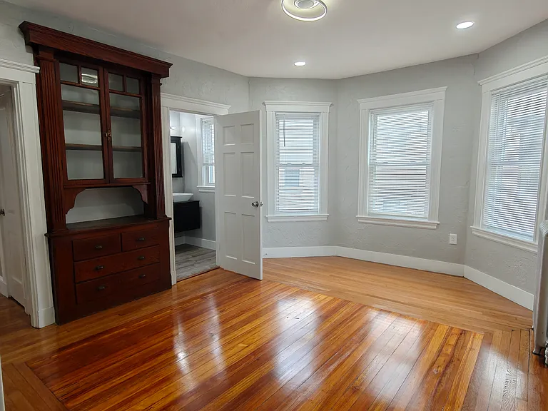 832 Fellsway — Photo 3
