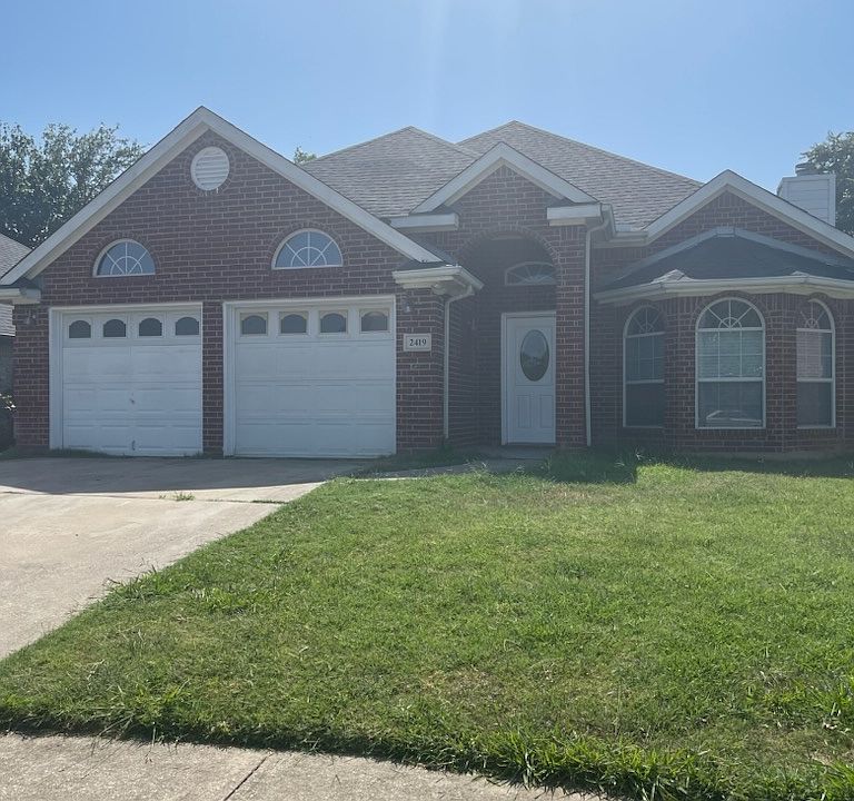 1st image of 2409 Julia Ln