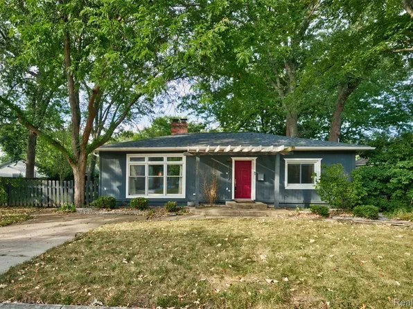 21737 Roslyn Rd, Harper Woods, MI 48225