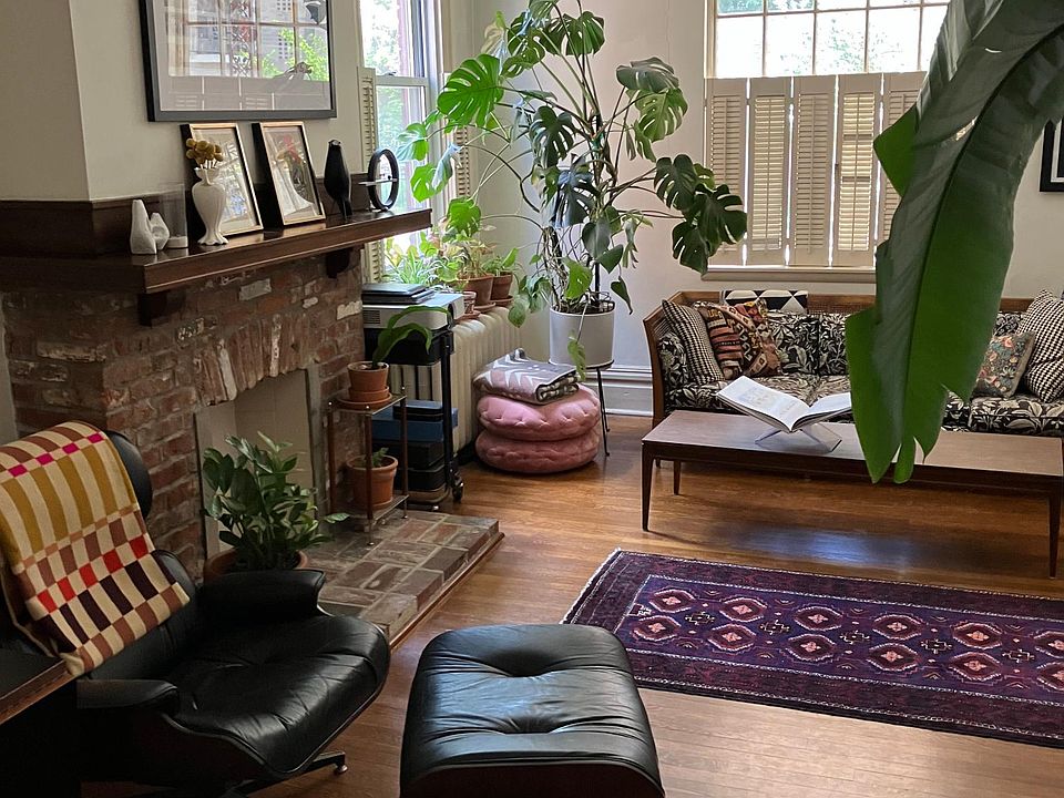 Living Room (2 of 2)